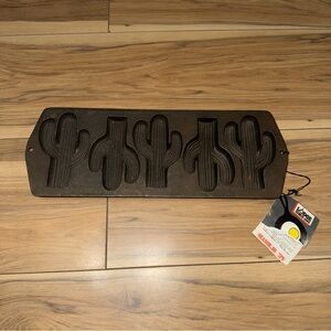 New Lodge Cast Iron Cactus Cornbread Muffin Pan Mold 5CP2 New with Tag Camping